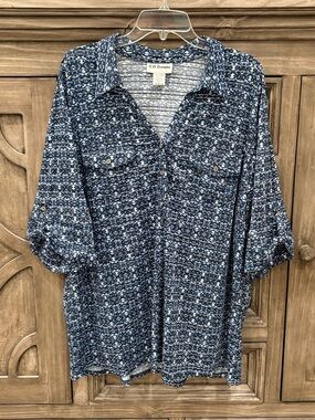 EUC Women’s Plus C.D. DANIELS Blue/White Patterned Roll Tab Sleeve Blouse (2X)